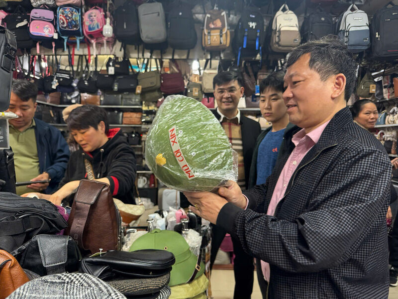 Du khach tu cac noi do ve cho Tan Thanh nhung ngay cuoi nam. Anh: Khanh Linh