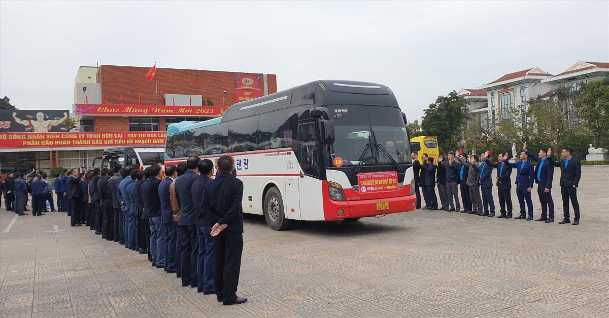 Every year, TKV units in Quang Ninh organize bus trips to pick up and drop off workers and relatives to return home for Tet. Photo: Nguyen Hung