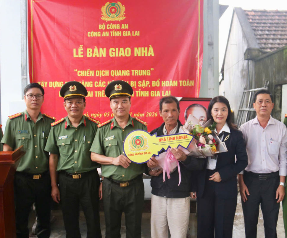 Cong an tinh Gia Lai ban giao nha moi cho dan. Anh: Cong an