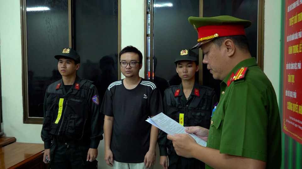 El Departamento de Policia Criminal de la Policia de Ciudad Ho Chi Minh dijo que ha desmantelado una red de trafico de gas de la risa a gran escala