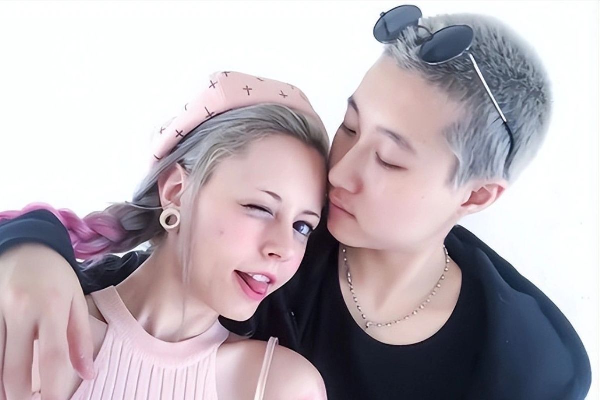 Ngo Trac Lam va ban gai dong gioi. Anh: Xinhua