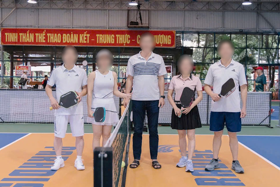 Bo Ngoong Commune Party Secretary Phan Tat Phuong (far right) - accused of skipping tutoring classes to go to pickleball tournaments - risk of not being re-elected as Chairman of the Commune People's Council. Photo: Anh Le