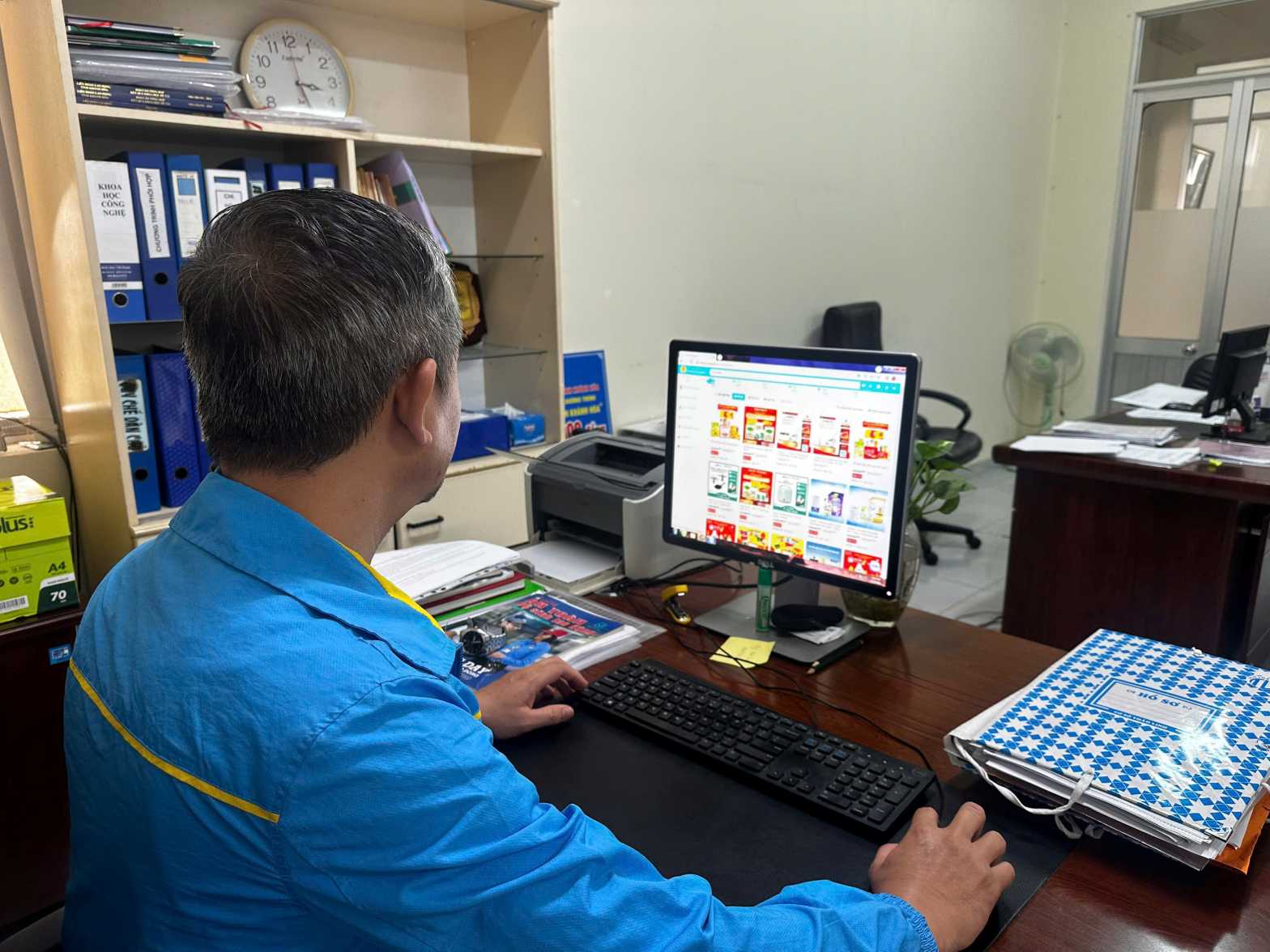 Can bo Ban Cong tac Cong doan Khanh Hoa tham gia ho tro doan vien di Cho Tet Cong doan Xuan 2026 truc tuyen. Anh: Bich Ngoc