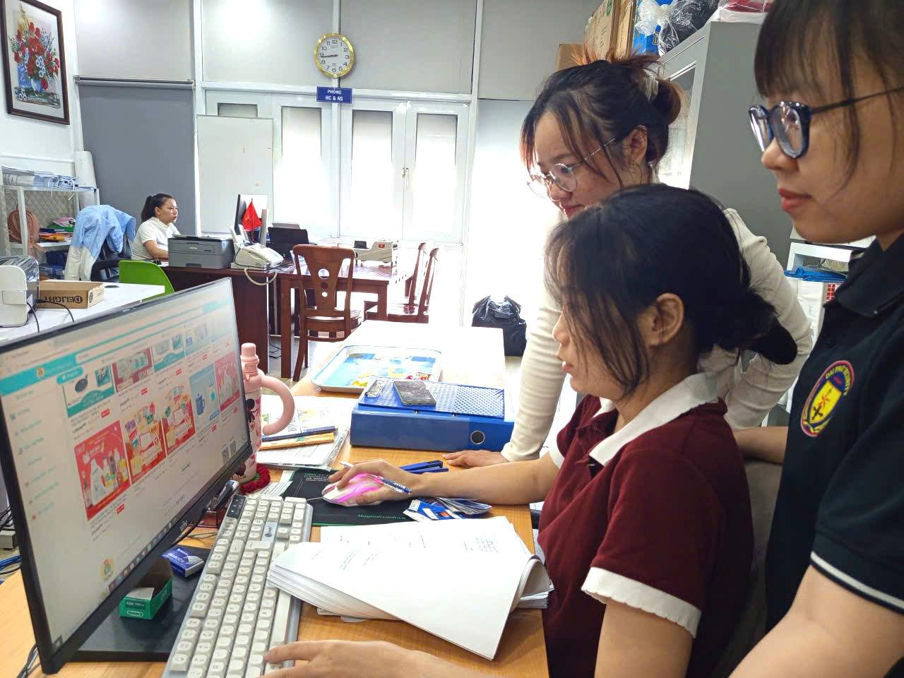 Khanh Hoa Trade Union members excitedly go to the 2026 Spring Trade Union Tet Market. Photo: Bich Ngoc