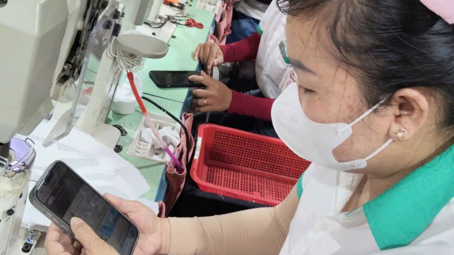 Workers experience modern shopping, saving time and costs. Photo: Hoang Loc