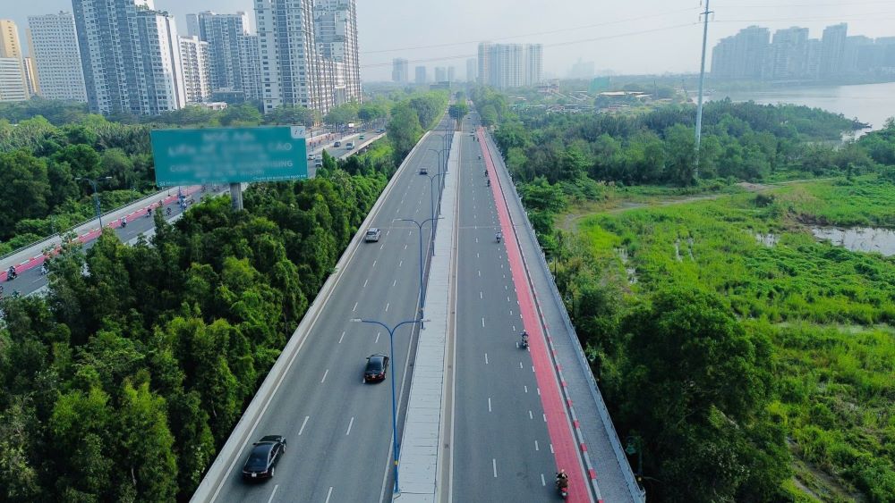 Ngan xe may di vao lan xe dap, TPHCM nghien cuu lap dai phan cach mem.  Anh: Anh Tu