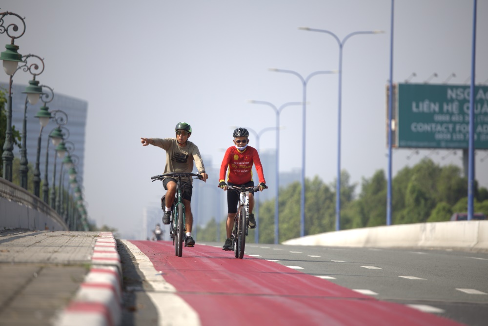People cycling on the priority bicycle lane on Mai Chi Tho street. Photo: Anh Tu