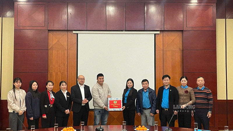 Cong doan Lao Cai phoi hop voi Ban Cong doan cac khu cong nghiep, khu kinh te tinh trao qua cho doanh nghiep va doan vien co hoan canh kho khan. Anh: Dinh Dai