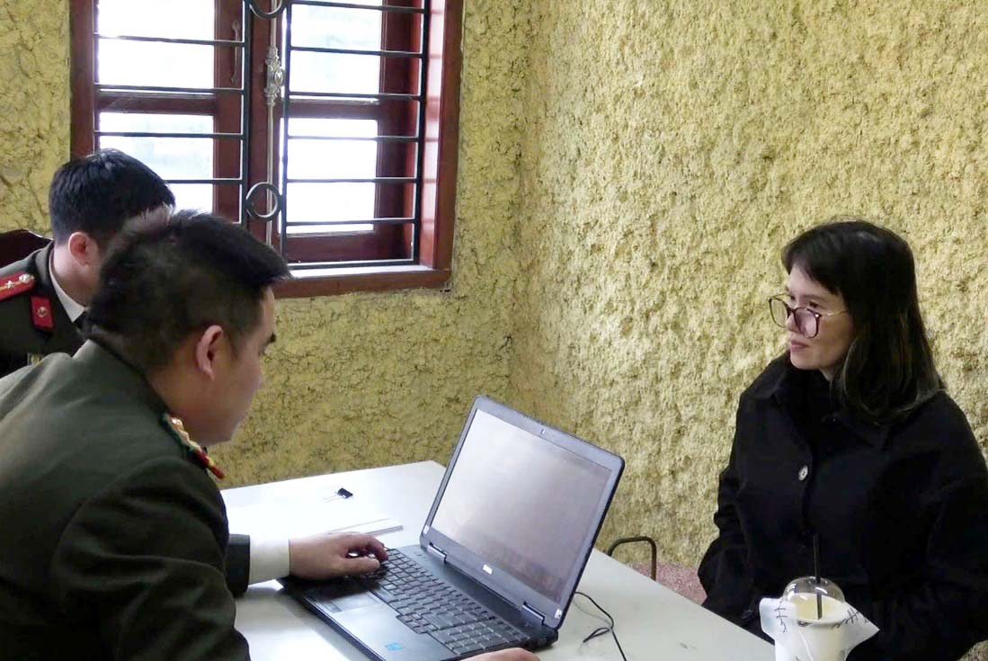 Đối tượng Hoàng Thị Hồng Thái tại cơ quan Công an. Ảnh: Công an Hà Nội
