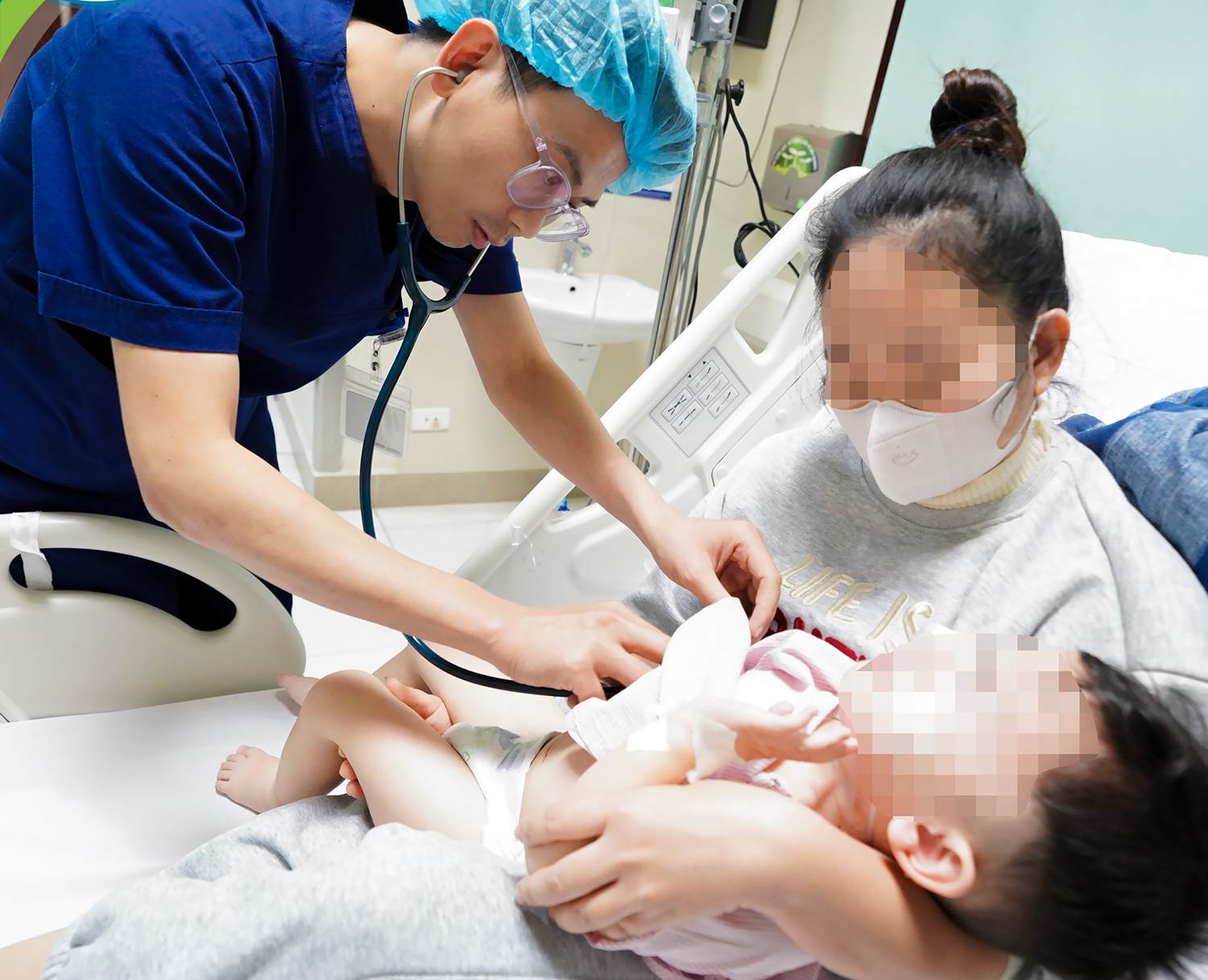 MSc.BS Nguyen Duc Thuong - Deputy Head of the Department of Intensive Care Surgery, National Children's Hospital checks the health of a child patient attacked by a pet dog. Photo: BVCC