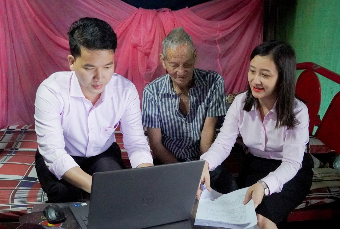 O tuoi ngoai 90, ong Le Van Tam duoc ho tro hoan tat thu tuc uy quyen nhan bao tro xa hoi ngay tai nha. Anh: Phuong Anh