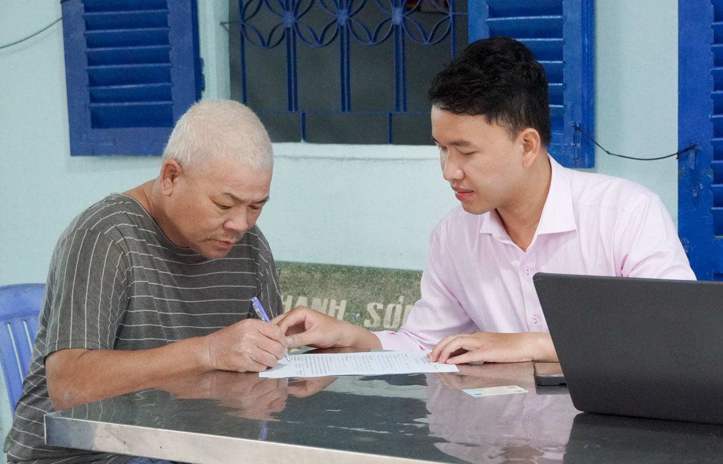 Viec chung thuc chu ky tai nha giup ong Tran Ly Thong giam kho khan trong di lai. Anh: Phuong Anh