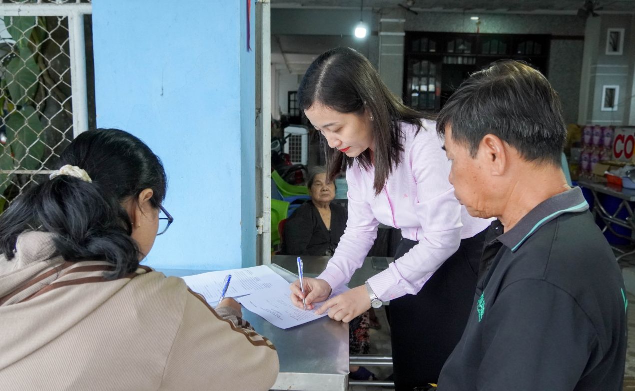 Can bo Trung tam Phuc vu hanh chinh cong phuong Soc Trang den tan nha chung thuc chu ky cho nguoi dan. Anh: Phuong Anh