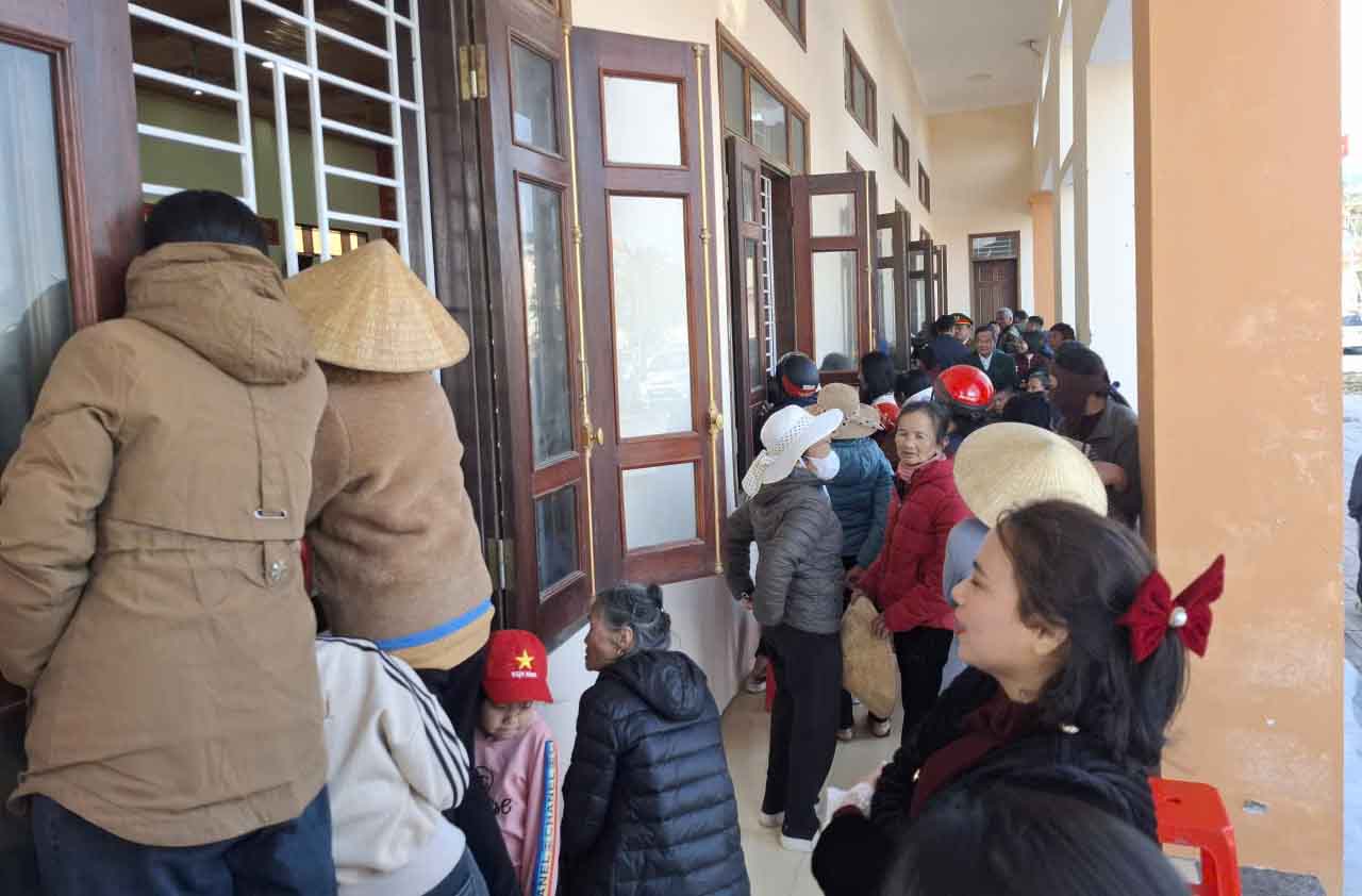 Nhieu nguoi dan dung ngoai hoi truong doi theo buoi thong tin ve du an Nha may rac. Anh: Tran Tuan.