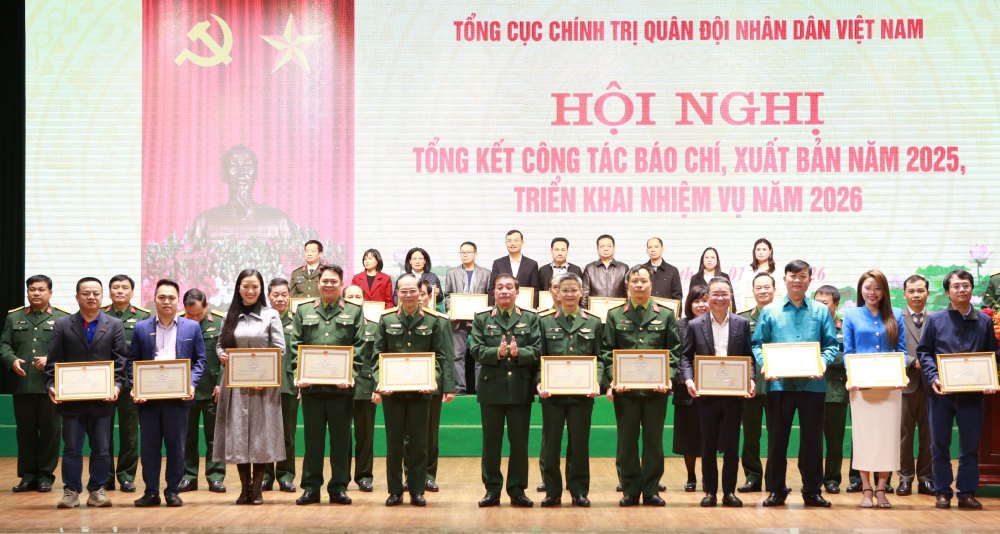 Thua uy quyen cua Bo truong Bo Quoc phong, Thuong tuong Truong Thien To trao tang Bang khen cua Bo truong Bo Quoc phong cho cac tap the, ca nhan co thanh tich xuat sac