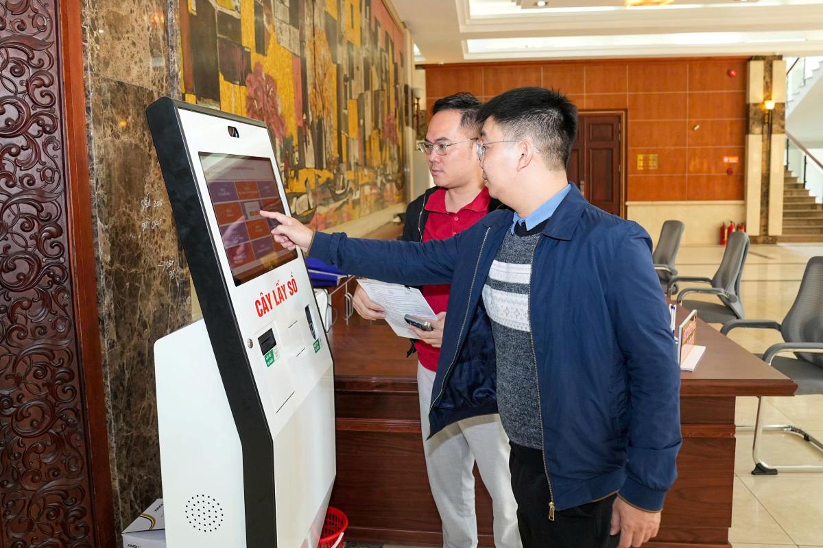 Can bo Trung tam tan tinh huong dan nguoi dan den lam thu tuc tai dia diem moi. Ảnh: Cong TTDT Hai Phong