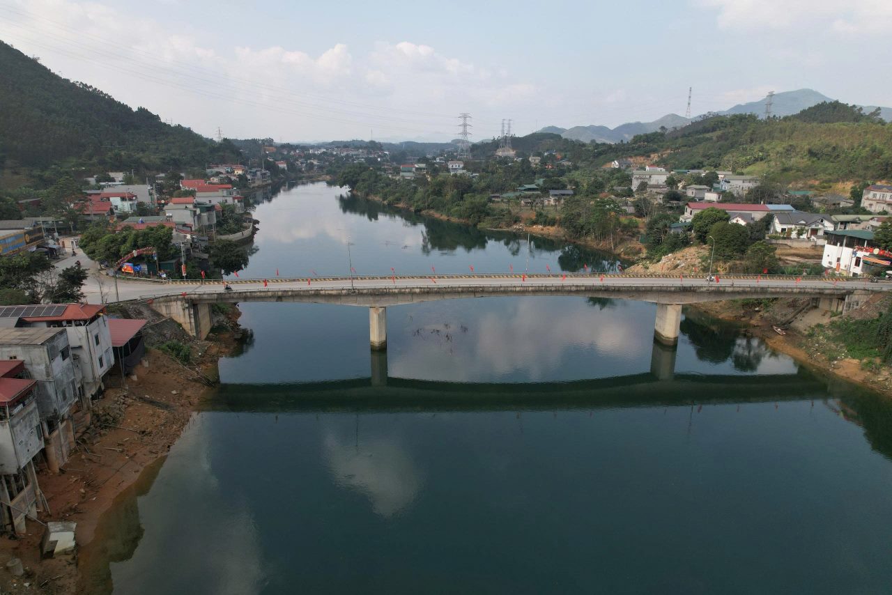 Doc hai bo song Chay, hang loat cong trinh, nha o, kho bai xay dung co dau hieu vi pham hanh lang song: Anh: Van Duc
