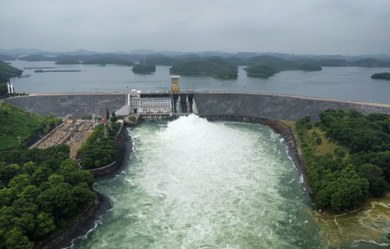 Thuy dien Thac Ba va thuy dien Thac Ba 2 tich nuoc, xa lu la mot phan nguyen nhan khien khu vuc doc 2 bo song Chay nhieu nam gan day thuong xuyen sat lo, ngap ung. Anh: Van Duc