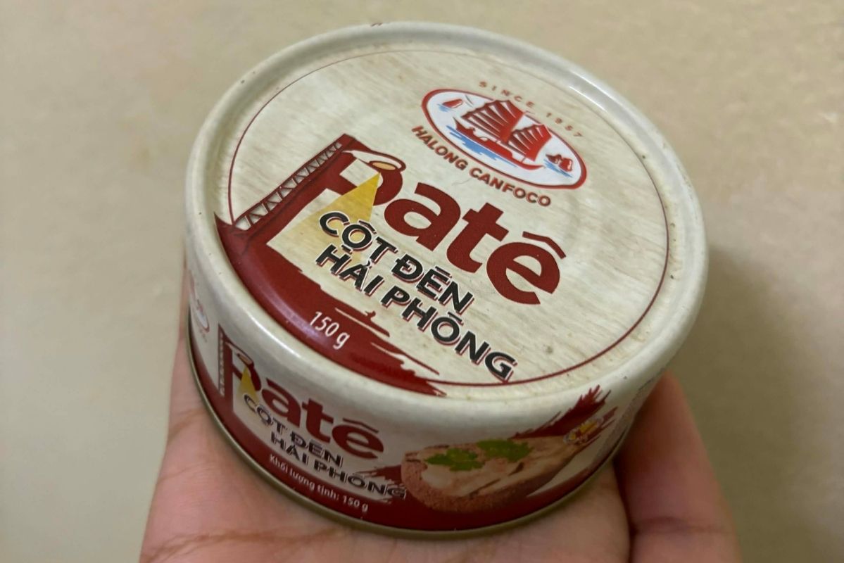 Trong nha cua anh Hoang Danh Thai luon tich tru cac san pham do hop an lien, dac biet tu Cong ty Co phan Do hop Ha Long. Anh: NVCC