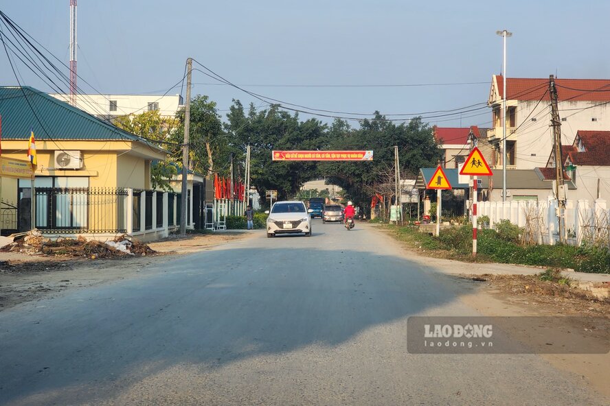 Tuyen duong di qua tru so UBND xa Van Xuan cung nhieu khu dan cu dong duc. Anh: To Cong.