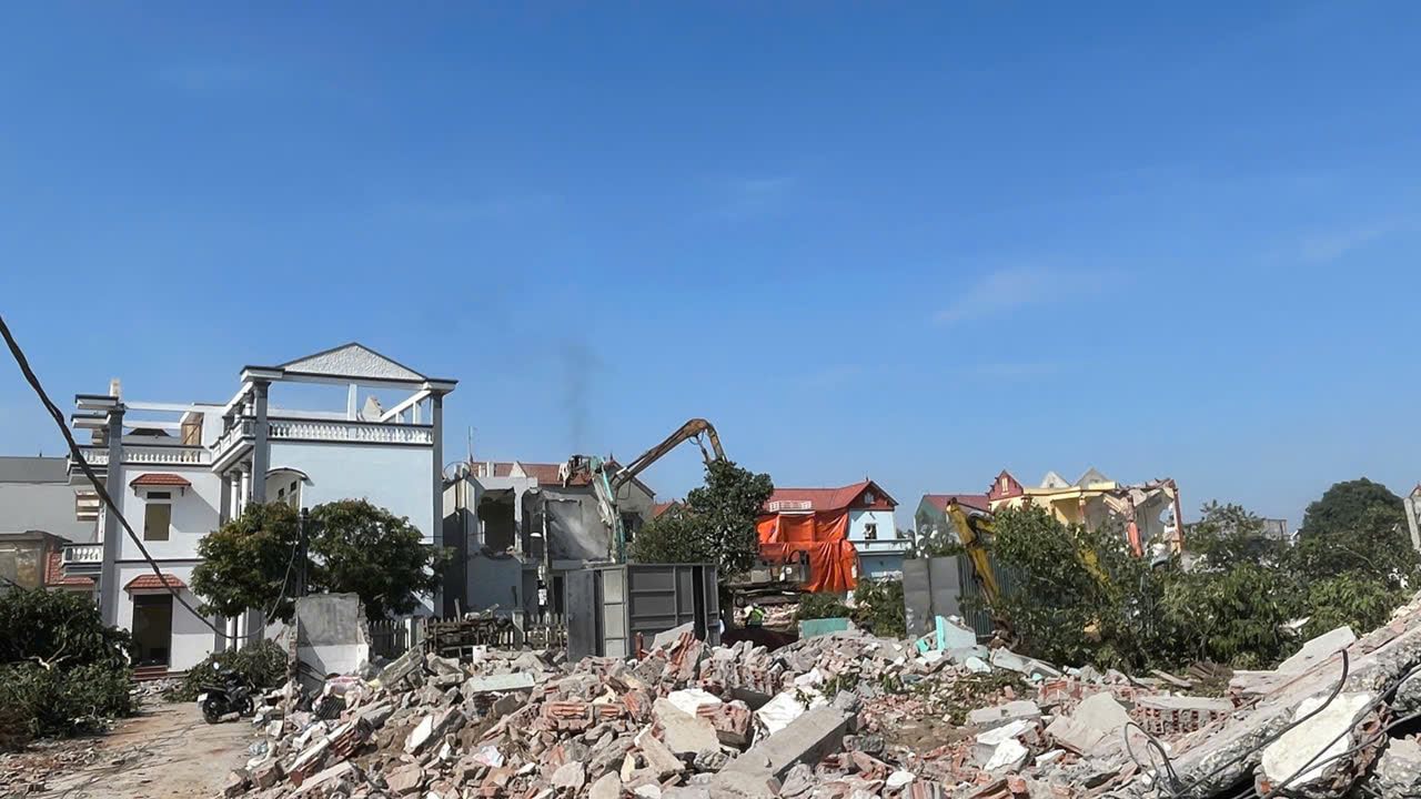 Nhung ngoi nha nam trong chi gioi tuyen duong Vanh dai 4 da duoc luc luong chuc nang xa Me Linh thao do. Anh: Hoang Son