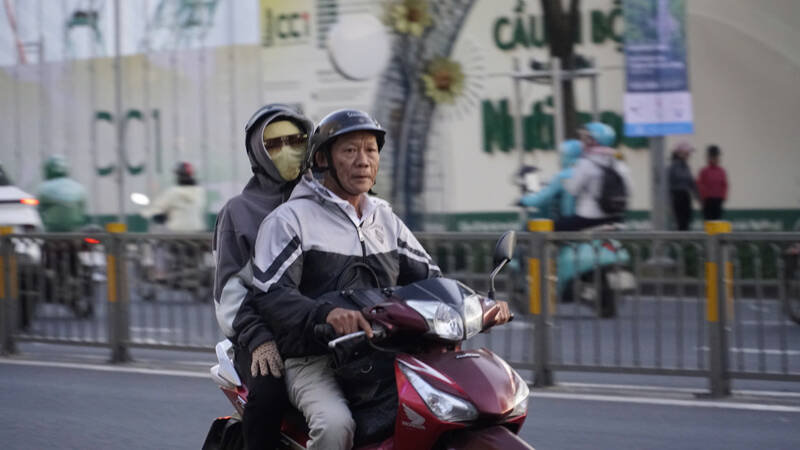 Nguoi dan TPHCM phai mac am hon khi di chuyen ngoai troi. Anh: Le Tam