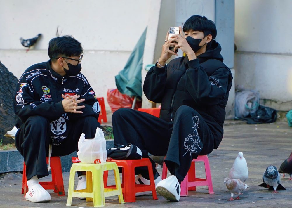 ranh thu cai lanh hiem hoi, nhieu ban tre xung xinh dien ao len, mu beret sanh dieu ra quan ca phe trung tam de check-in. Anh: Thai Bao