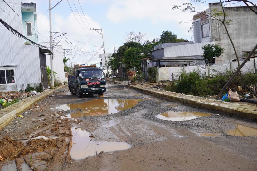 The entrance to Le Son 1 resettlement area is full of potholes and potholes, posing a potential risk of accidents. Photo: Nguyen Linh