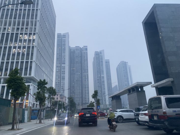 High-rise buildings are submerged in fine dust like a thin mist. Photo taken on the morning of January 8, 2026 in the Cau Giay area (Hanoi). Photo: Thuy Linh