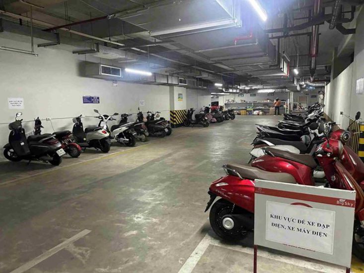 Need to arrange parking spaces for electric vehicles to promote green transformation. Photo: Ha Vy