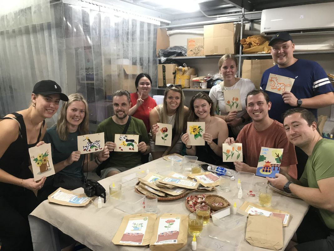 Du khach nuoc ngoai den trai nghiem o Vun Art. Anh: Nhan vat cung cap