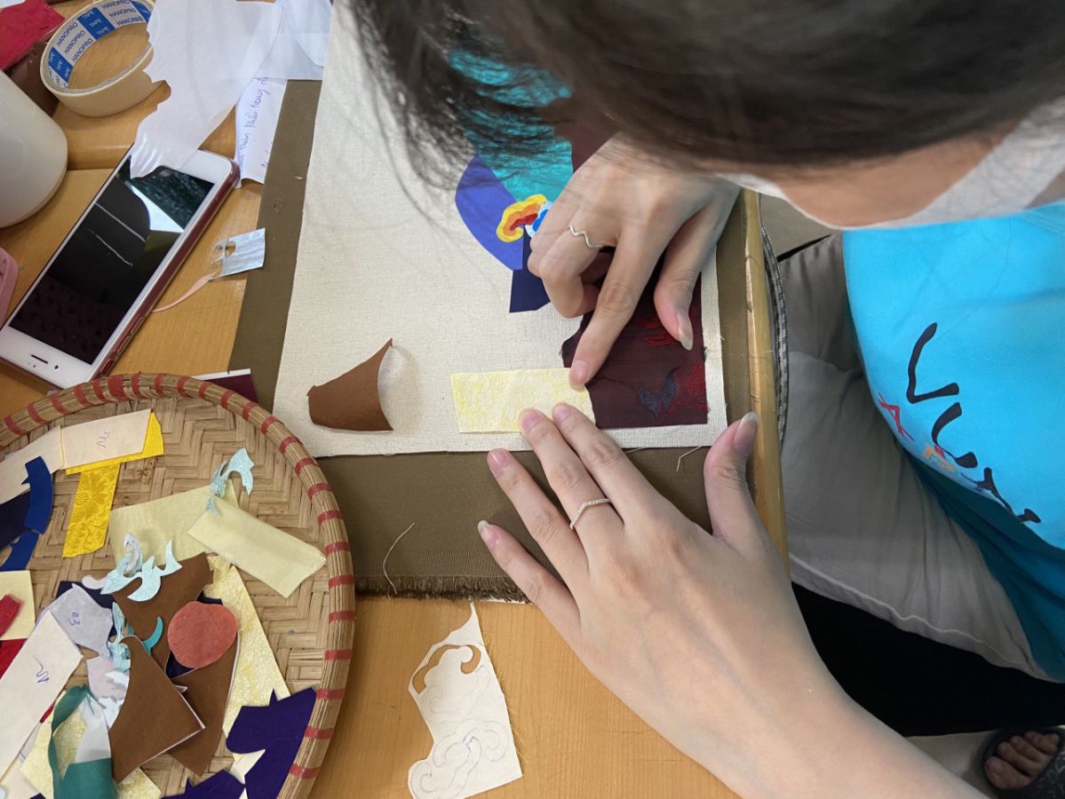 Tung cong doan tao ra san pham ghep tu vai vun doi hoi nguoi khuyet tat su kien tri rat cao. Anh: Nhan vat cung cap