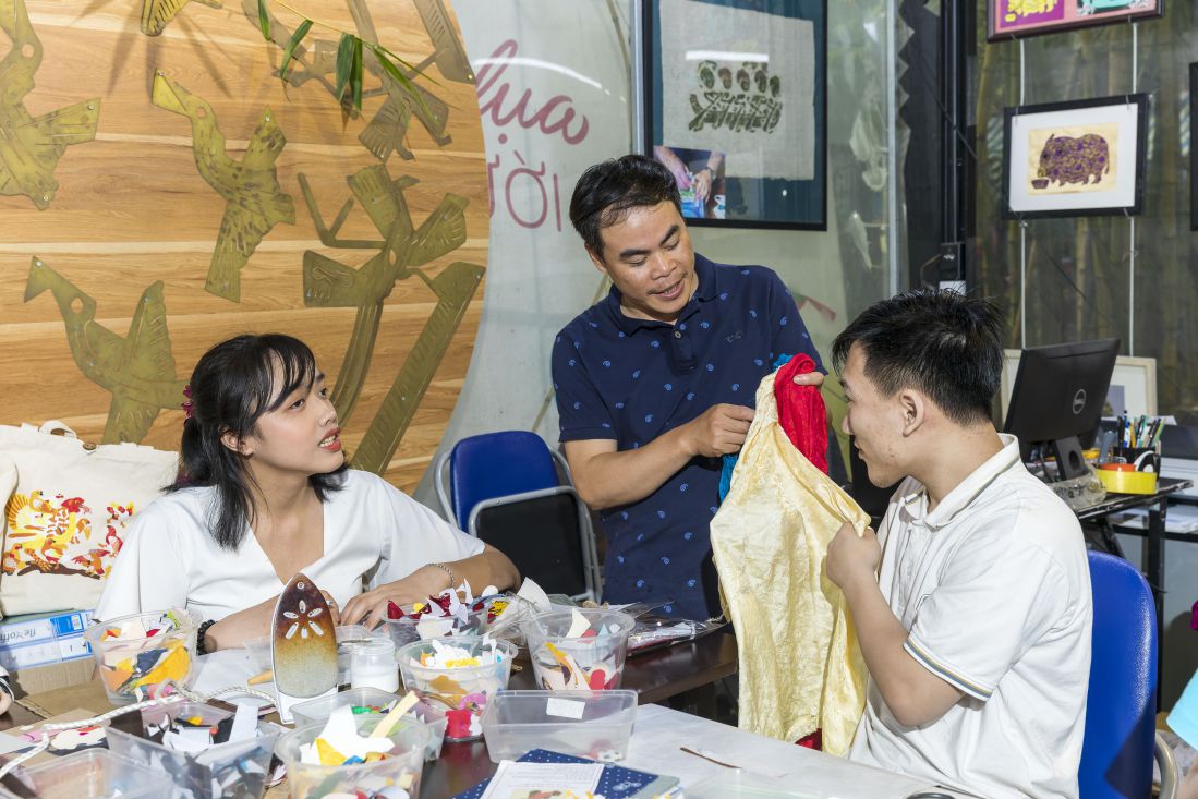 Mr. Le Viet Cuong (in the middle) is guiding students. Photo: Character provided