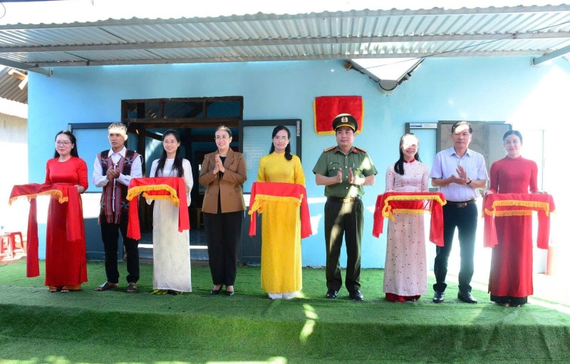 Lanh dao Da Nang tham hoi, chuc mung cac ho dan vung thien tai duoc ban giao nha moi truoc Tet. Anh: Truong An