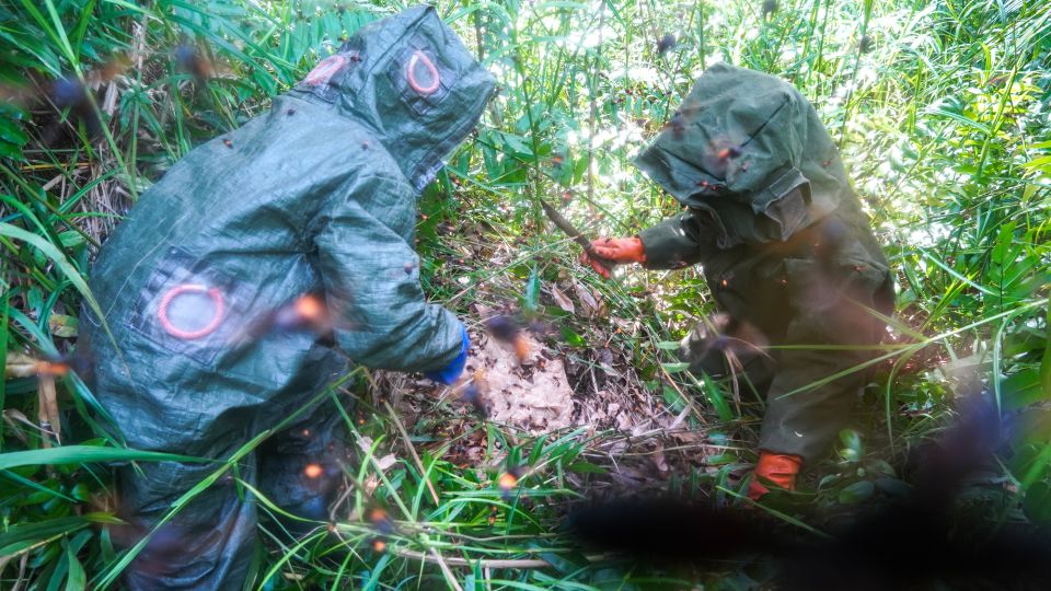 Bee hunters wear tight protective clothing when approaching the Vaughing Bee nest. Photo: Phuong Anh