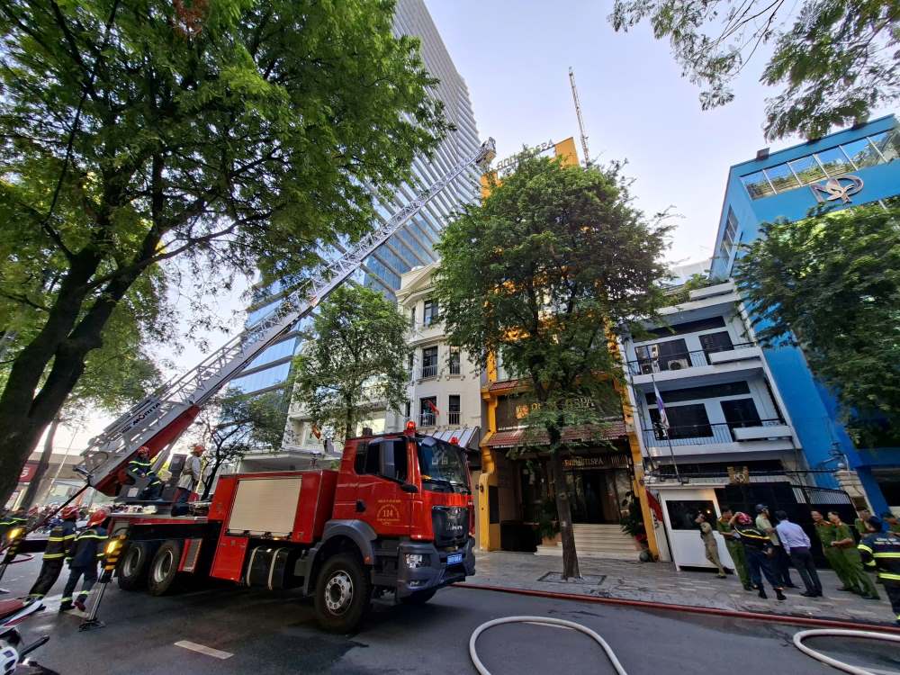 Fire and Rescue forces deploy elevators to reach higher, spraying water directly into to put out the fire on the rooftop. Photo: Minh Quan