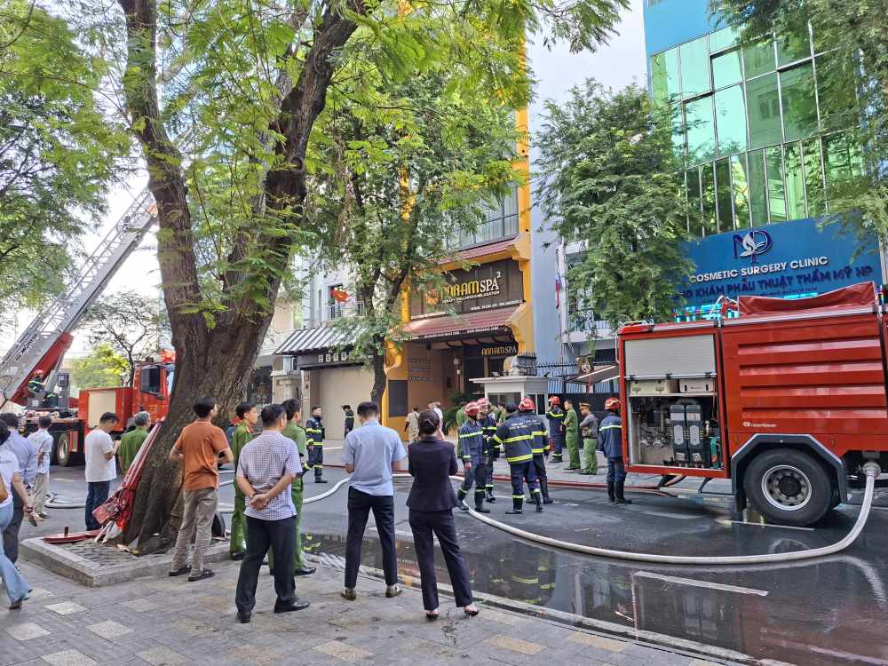 Cac chien si Canh sat PCCC va CNCH khan truong trien khai doi hinh dap lua. Ảnh: Minh Quan