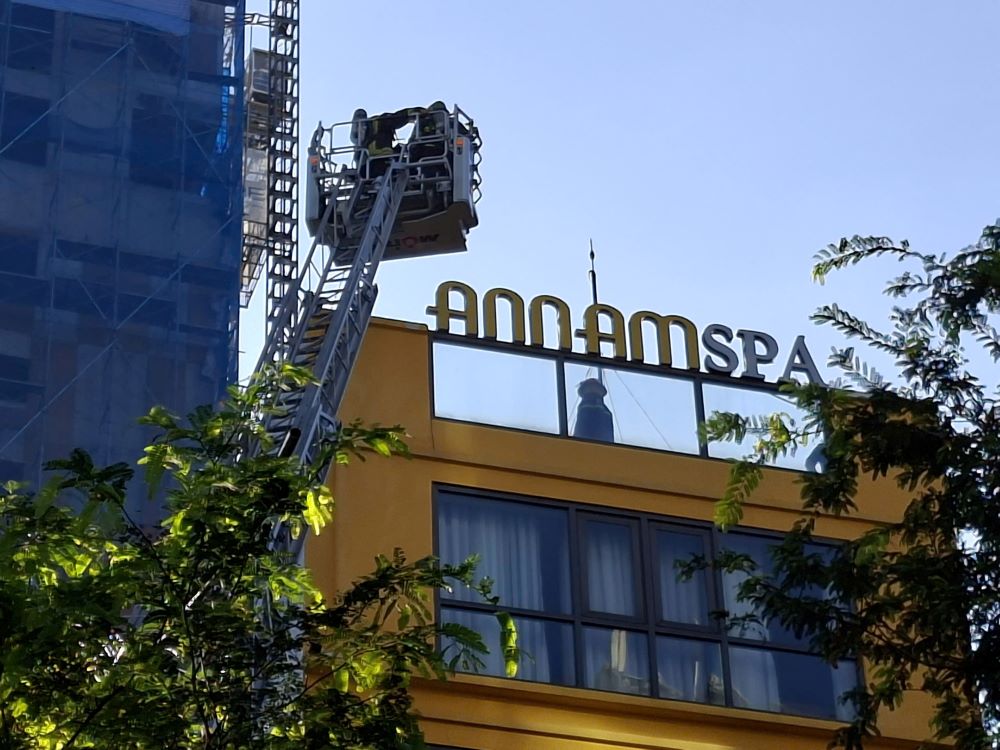 Luc luong PCCC trien khai xe thang vuon cao de phun nuoc truc tiep vao goc lua tren tang thuong. Ảnh: Minh Quan