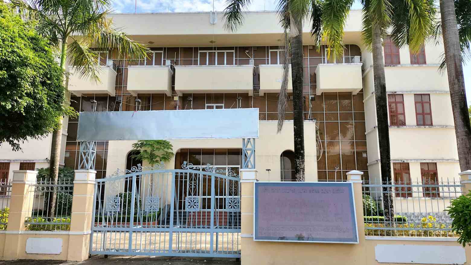 A surplus land and housing headquarters of a provincial-level state agency of Bac Lieu province (old) located in Bac Lieu ward, Ca Mau province has not been exploited or closed. Photo: Nhat Ho