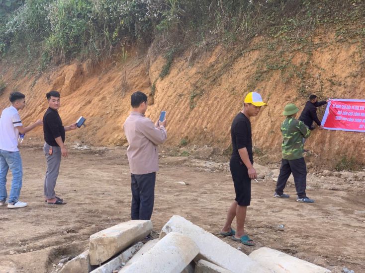 Group of workers hanging banners demanding wages on December 30, 2025 in Tia Dinh commune, Dien Bien province. Photo: People provided
