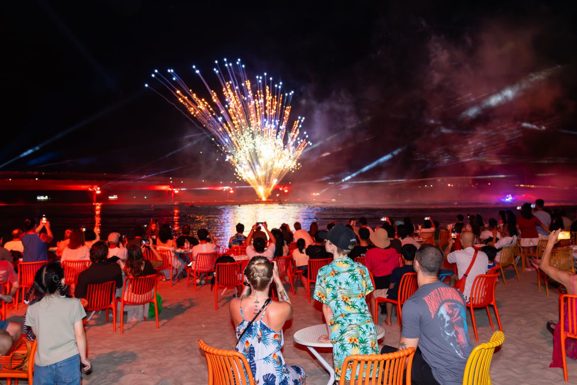 Foreign tourists coming to Vietnam are excited about the New Year's fireworks display on the beach in Hoang Hon Town, Phu Quoc, An Giang. Photo: Huong Nguyen