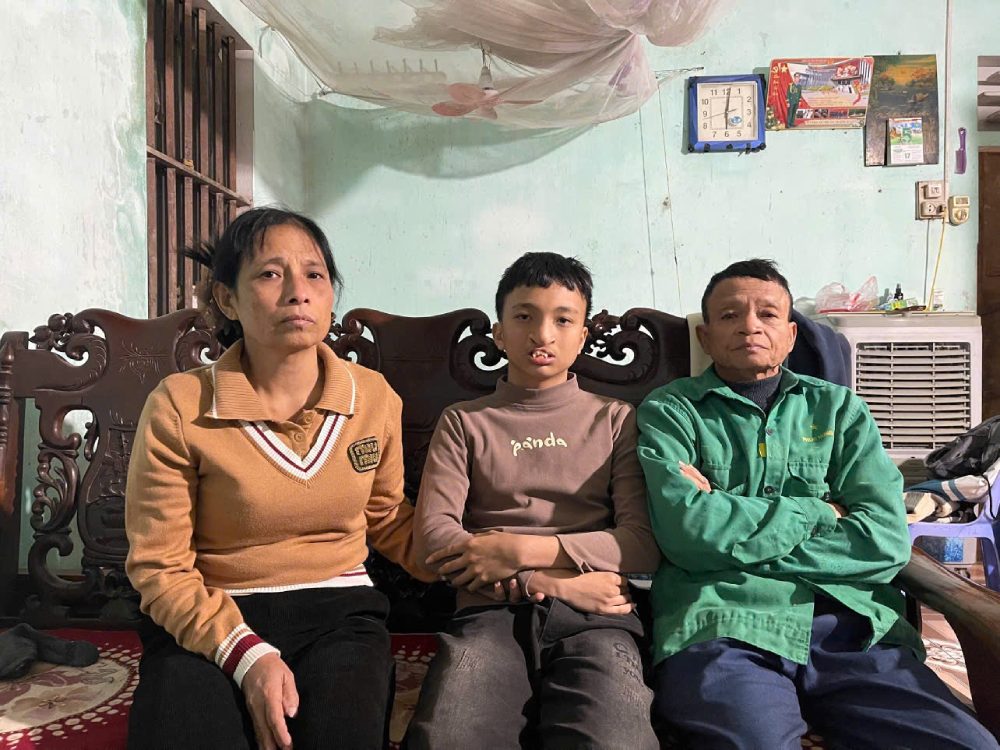 Born with cleft palate deformity, difficult family circumstances, but Duy's parents have never thought about letting their child drop out of school... Photo: Quynh Chi