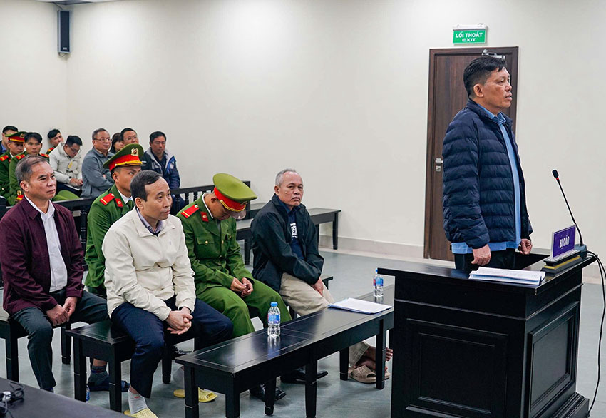 Phiên tòa xét xử các bị cáo vụ nhận hối lộ, đưa hối lộ xảy ra tại Ban QLDA Đắk Lắk. Ảnh: Quang Việt