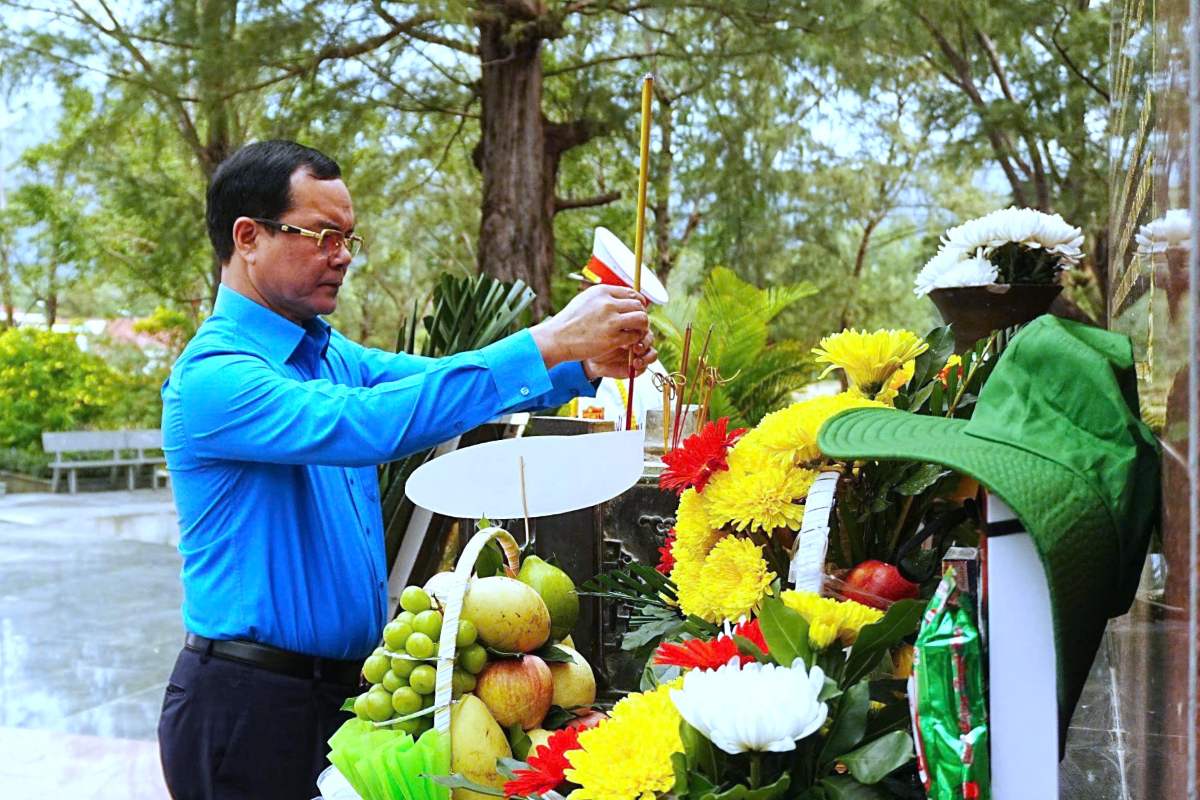 Chu tich Tong LDLD Viet Nam Nguyen Dinh Khang dang huong cac Anh hung liet si tai Con Dao. Anh: Ly Huyen