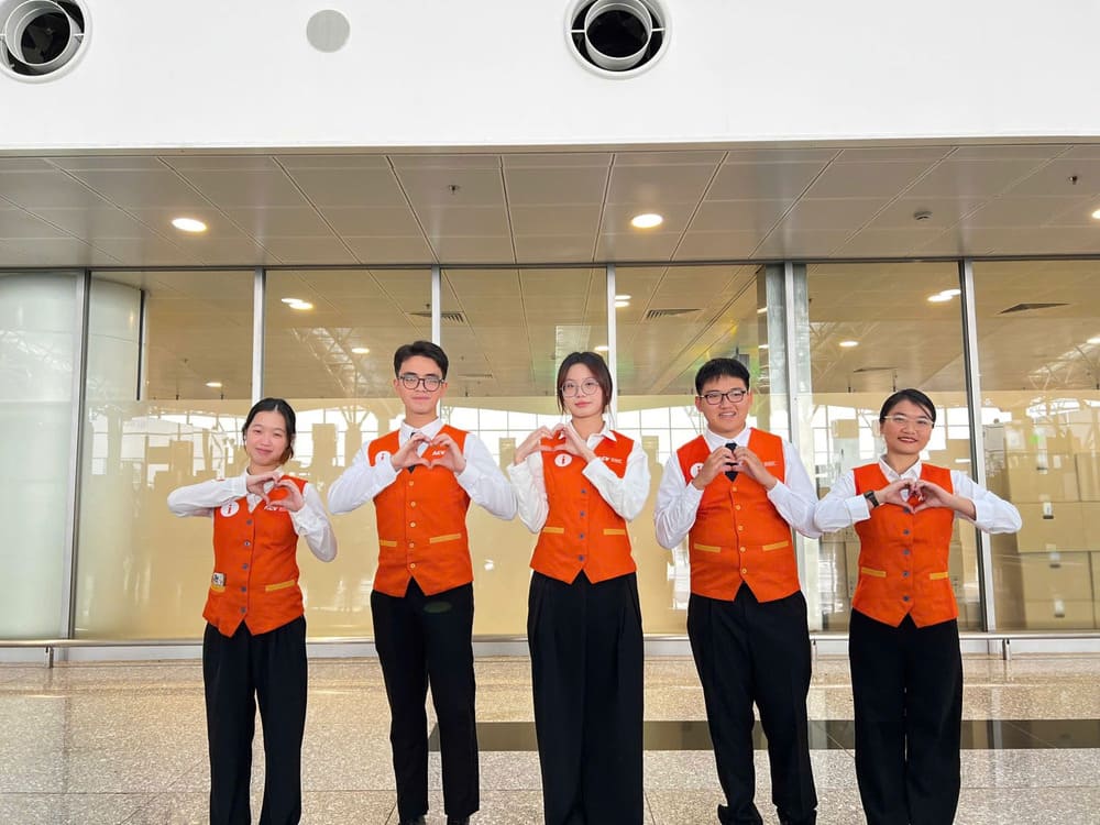 Em Minh (thu hai tu trai sang) trong doi hinh cac sinh vien ULIS dang thuc tap tai Nha ga T2 Noi Bai  