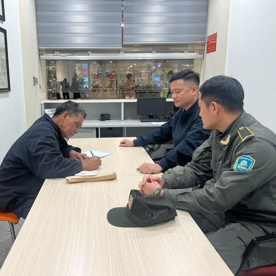 Luc luong chuc nang huong dan nam du khach cung cap thong tin ca nhan. Anh: Noibai International Airport