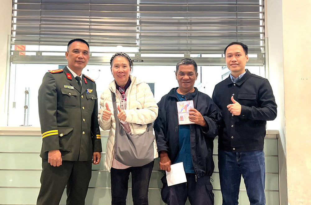 The Filipino male tourist received support from functional agencies at Noi Bai Airport (Hanoi). Photo: Noibai International Airport