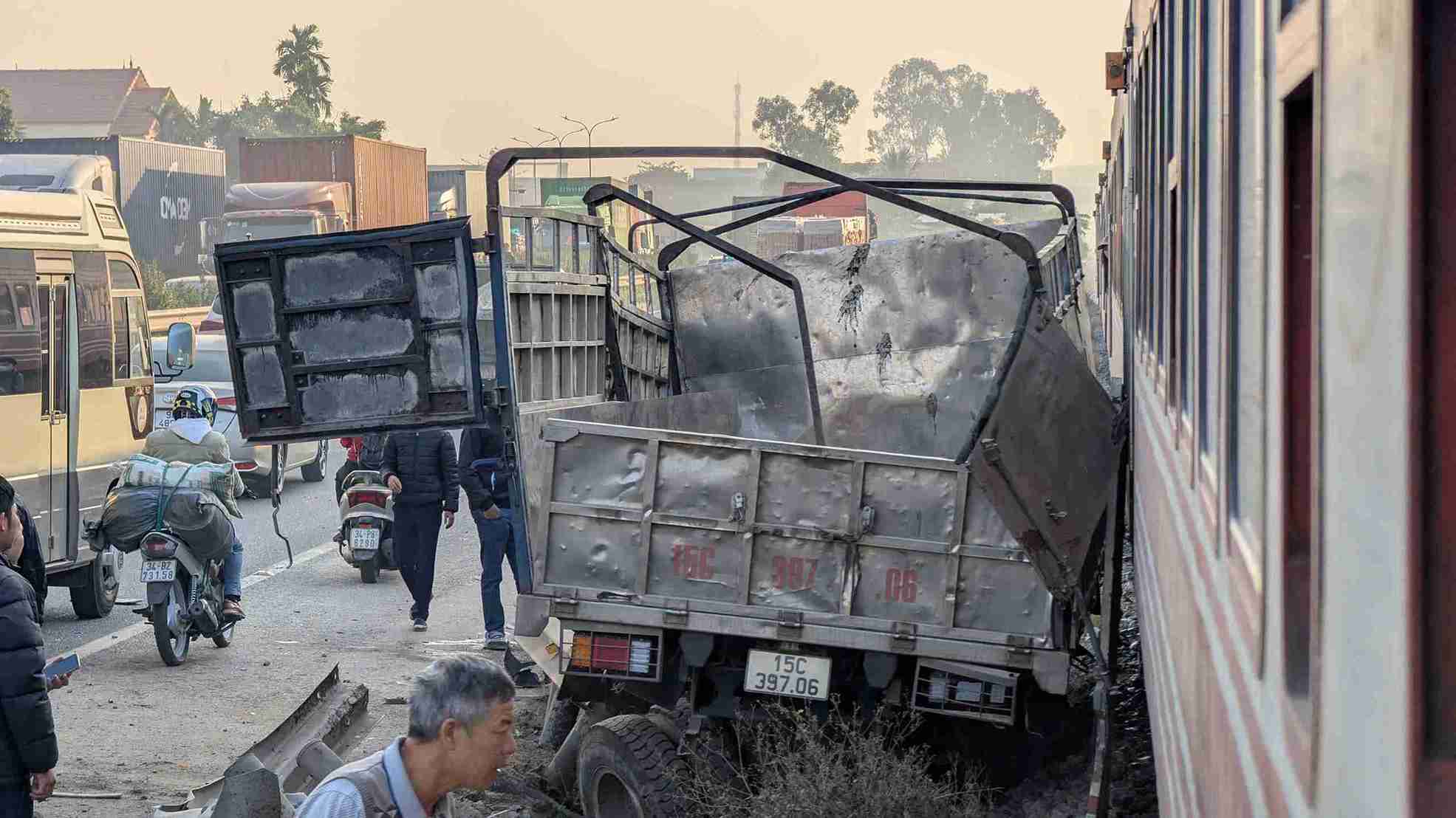 Hien truong vu xe tai lao qua dai phan cach, dam vao tau hoa gan Khu cong nghiep Lai Vu (Hai Phong) sang 9.1. Anh: Mai Huong