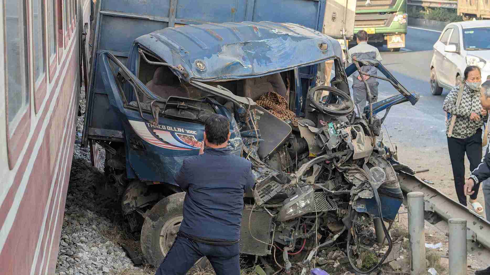 The front of the truck was crushed and completely crushed after a strong collision with a moving train. Photo: Mai Huong