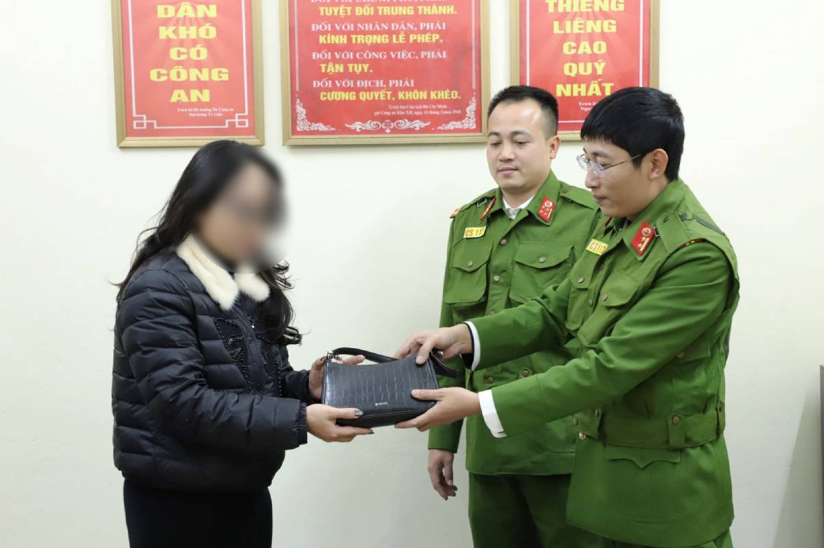 Task force 113 of the Police Department for Administrative Management of Social Order returns property to Ms. Nguyen Thi O. Photo: Ninh Binh Provincial Police